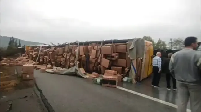 Sapanca'da TIR Devrildi, Otoyol Ulaşımı Kapandı