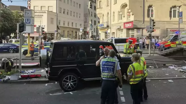 Stuttgart'ta Aracın Kalabalığa Daldığı Kaza: 3 Yaralı