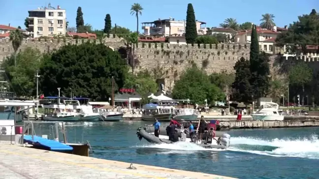 Antalya'da motorbot arızalandı, 3 kişi deniz polisi tarafından kurtarıldı