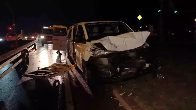 Antalya'da Tur Araçlarıyla Kaza: 6 Yaralı