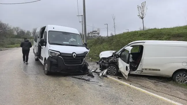 İnegöl'de Servis Minibüsü ile Hafif Ticari Araç Kafa Kafaya Çarpıştı: 13 Yaralı
