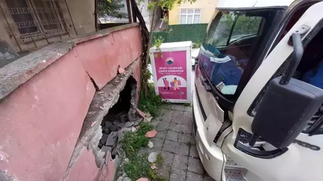 Samsun'da Park Halindeki Kamyon Metruk Bina Duvarını Yıktı