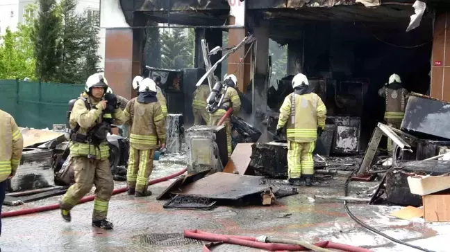 Pendik'te Spotçu Mağazasında Yangın Çıktı
