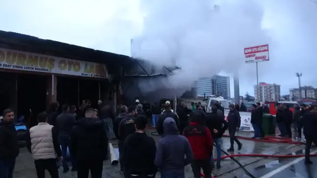 Rize'de Oto Döşemeci Atölyesinde Yangın Çıktı