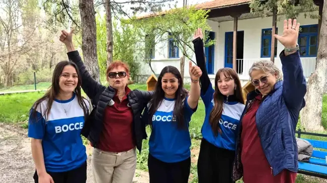 Tazelenme Üniversitesinin yaşlı öğrencileri bocce ile tanıştı