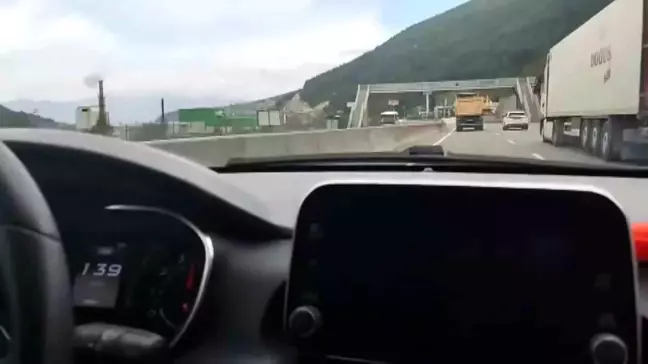 Sakarya'da Hızlı Otomobil Kamyona Yetişemedi