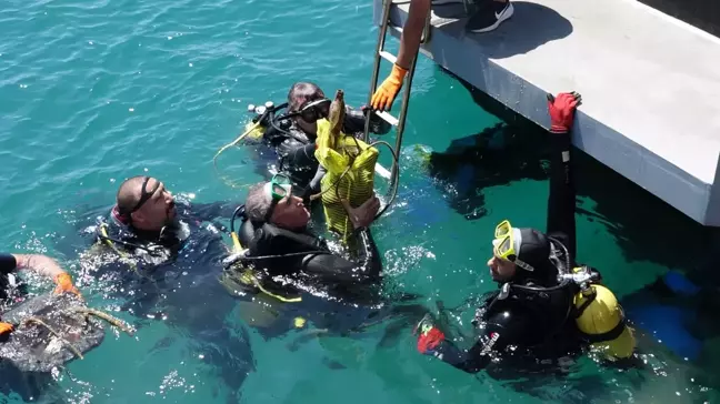 Antalya'da Deniz Dibi Temizliği: 1 Ton Atık Çıkarıldı