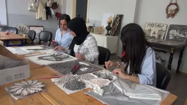 Kumlu'da Kadınlar Mozaik Sanatı ile Sosyalleşiyor