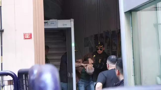 Özgür Özel'e yumruklu saldırıyı gerçekleştiren şüpheli gözaltına alındı / Ek bilgiyle