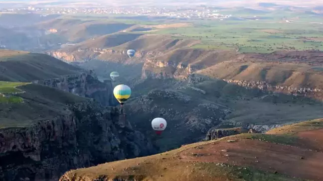 Aksaray'da Sıcak Hava Balonları ile Ihlara Vadisi'ni Keşfetmek