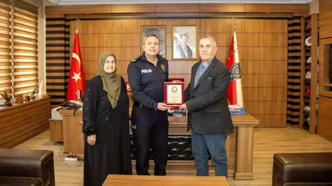 Bilecik Emniyet Müdürü'nden Emekli Bekçiye Teşekkür Plaketi