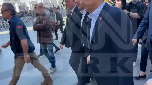 CHP Genel Başkanı Özgür Özel'e Yumruklu Saldırı: Yeni Görüntüler Ortaya Çıktı