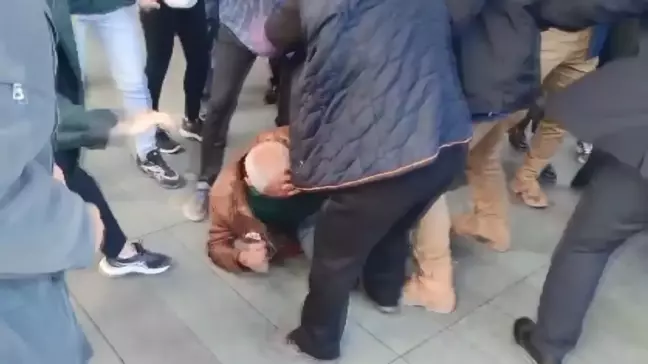 CHP Genel Başkanı Özgür Özel'e Yumruklu Saldırıyı Gerçekleştiren Şüpheli Gözaltında