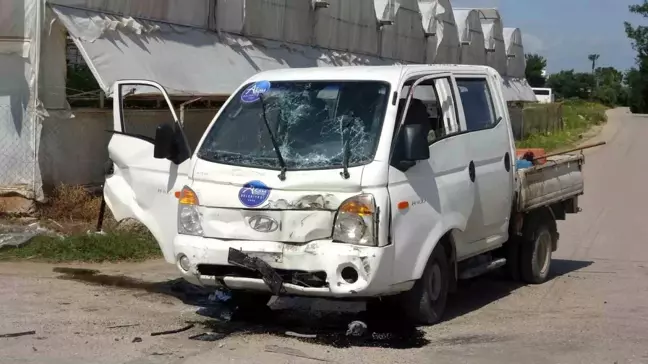 Antalya'da Kamyon ile Hafif Ticari Araç Çarpıştı: 2 Yaralı