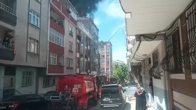 Küçükçekmece'de 5 katlı binanın çatı katındaki yangın söndürüldü-2 / Ek görüntü