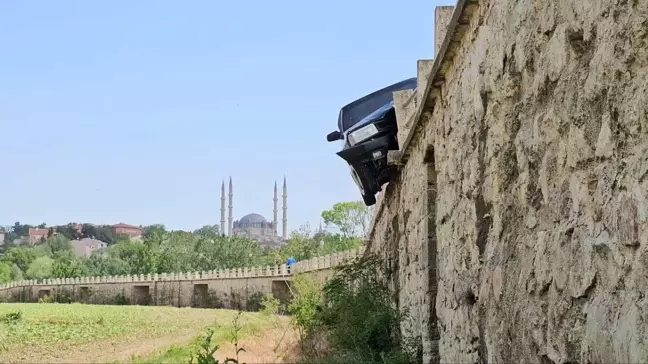 Edirne'de Tarihi Köprüde Kaza: Sürücü Yaralandı