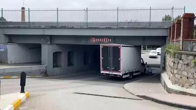 Aydın'da Sıkışan Ticari Araç Kurtarıldı