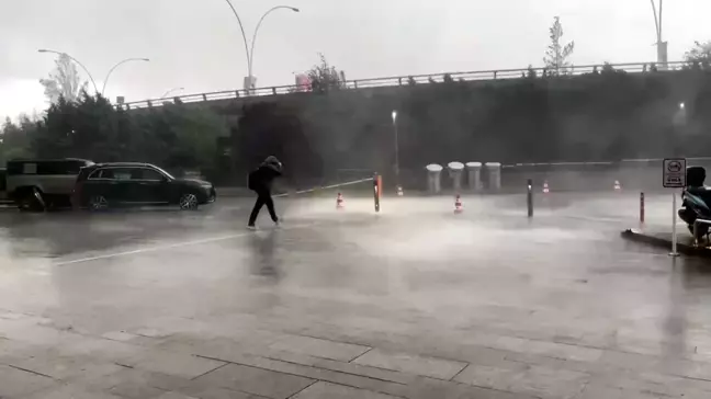 Ankara'da Kuvvetli Rüzgar ve Sağanak Yağış, Hayatı Olumsuz Etkiledi