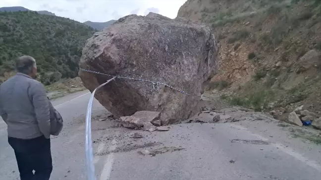 Artvin-Ardanuç Yolunda Kaya Düşmesi Nedeniyle Ulaşım Tek Şeritten Sağlanıyor