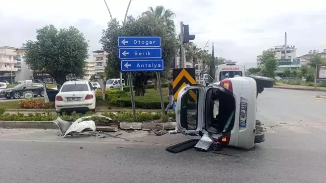 Antalya'da Kavşakta İki Otomobil Çarpıştı, Yaralı Yok