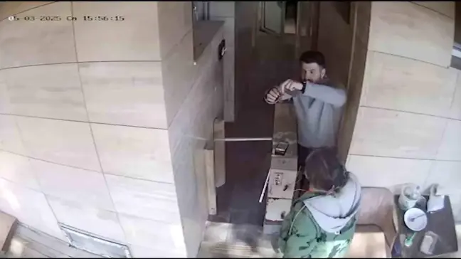 Manisa'da Kafe Sahibi İçinde Altın Bulunan Keseyi Polise Teslim Etti