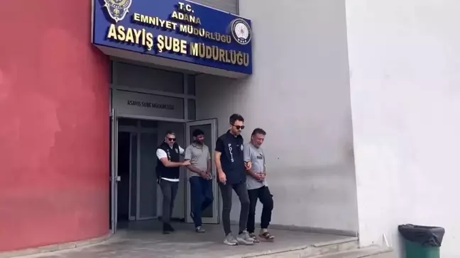 Adana'da Traffikte At Bağlayarak Seyahat Eden Sürücü ve Sahibi Tutuklandı