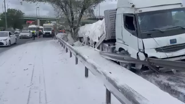 Zeytinburnu'nda Toz Alçı Yüklü TIR Bariyerlere Çarptı