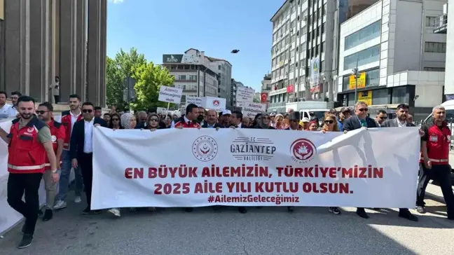 Gaziantep'te Aile Yılı Kortej Yürüyüşü ve Mehteran Konseri Düzenlendi