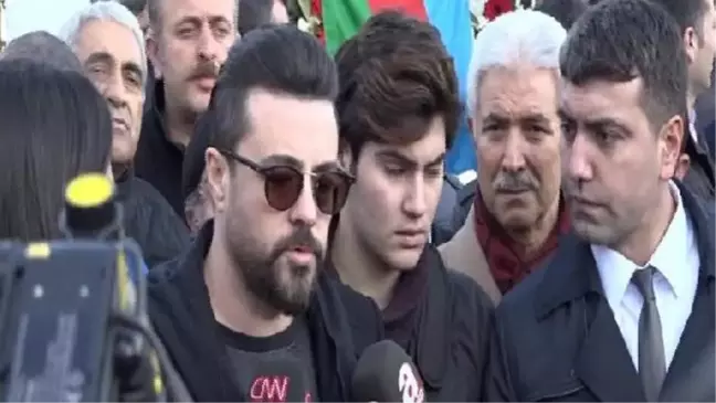 Sanatçılar Şehitler Tepesine Karanfil Bırakarak Dua Etti