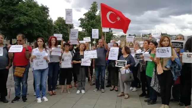 Almanya'da 9 Kentte 'Duran Adam' Eylemi Yapıldı