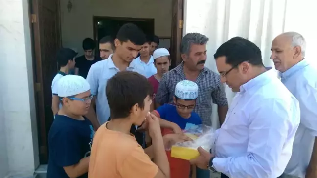 Kaymakam Kaya Vatandaşlara Lokum Dağıttı