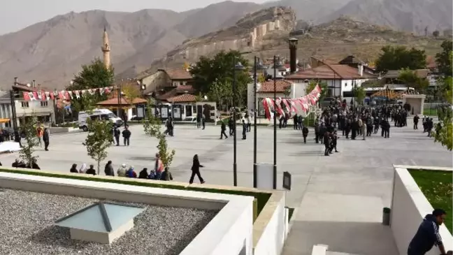 Divriği'de Yenilenen Cumhuriyet Meydanı Törenle Açıldı