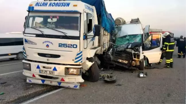 Tarım İşçilerini Taşıyan Minibüs, Kamyona Çarptı: 1 Ölü, 27 Yaralı