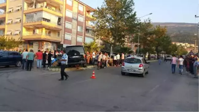 Tire'de Minibüs ile Otomobil Çarpıştı: 1 Ölü, 3 Yaralı