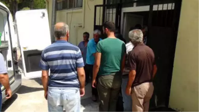 Ayrılmak İsteyen Çiftin Akrabaları Arasında Bıçaklı Kavga: 1 Ölü, 8 Yaralı
