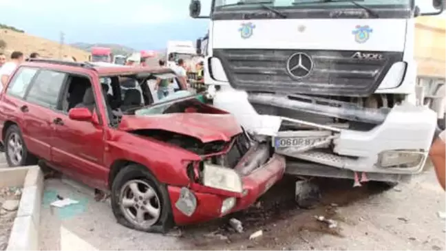 Tır ile Çarpışan Otomobildeki 1'i Bebek 5 Kişi Yaralandı