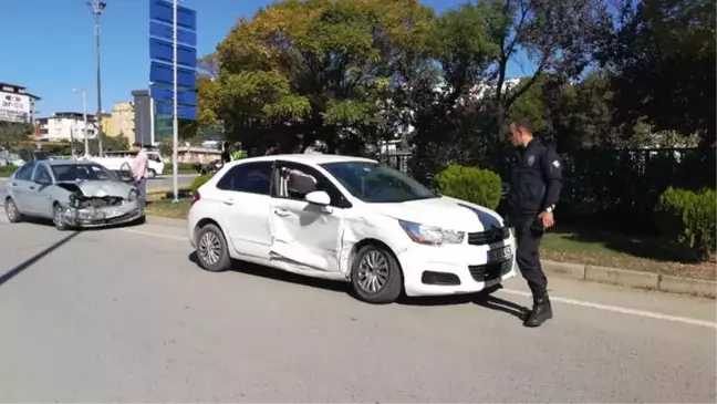 İki Otomobil Kavşakta Birbirine Girdi: 5'i Çocuk 6 Yaralı
