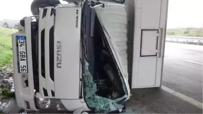 Pendik'te Kamyonet Devrildi; 1 Yaralı