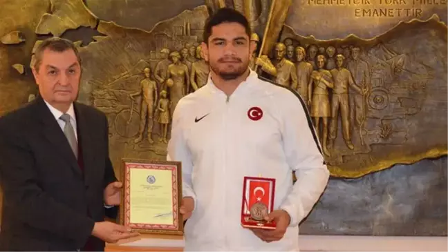 Taha Akgül'den Örnek Davranış
