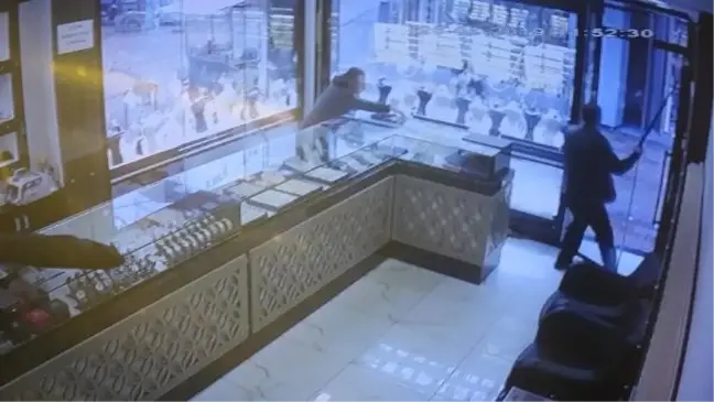 Kuyumcu, Tabancalı ve Kar Maskeli Soyguncuyu Sopayla Kovaladı