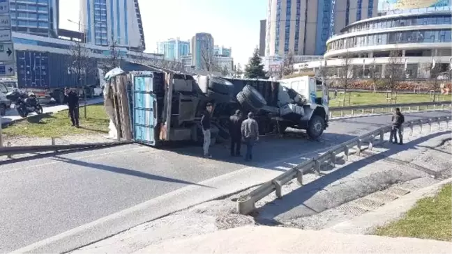 Tem Bağlantı Yolunda Kamyonun Dorsesi Devrildi, Yol Trafiğe Kapandı