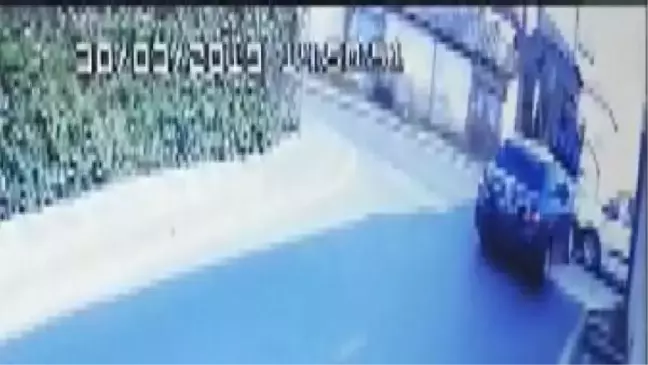 Ümraniye'de Otomobilin Gecekonduya Girme Anı Kamerada