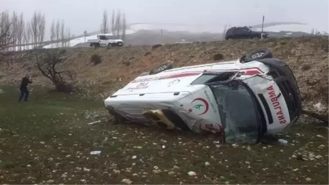 Ambulans, Şarampole Yuvarlandı: 3 Yaralı