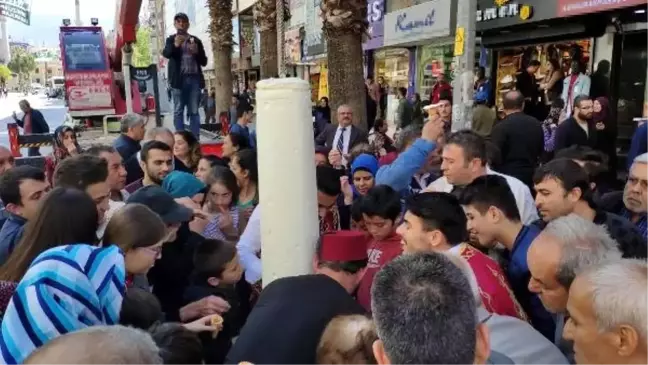 Ücretsiz Kahramanmaraş Dondurması Almak İçin Sıraya Girdiler
