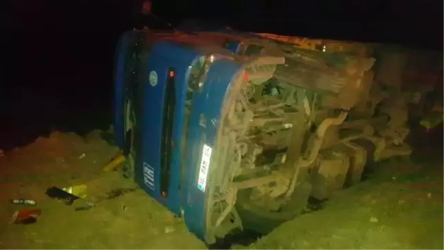 Şarampole Devrilen Tır'ın Sürücüsü Yaralandı