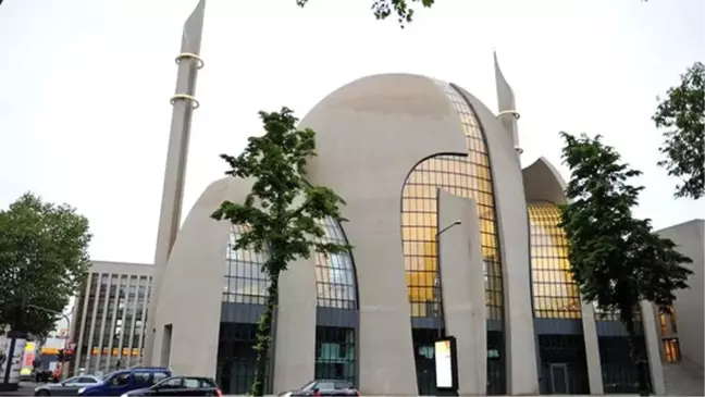 Köln'deki İlk İftara Bin 200 Kişi Katıldı
