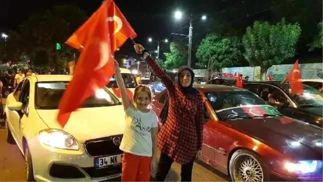 Bandırma'da tur otobüsü ile otomobil çarpıştı: 4 ölü, 45 yaralı (2)