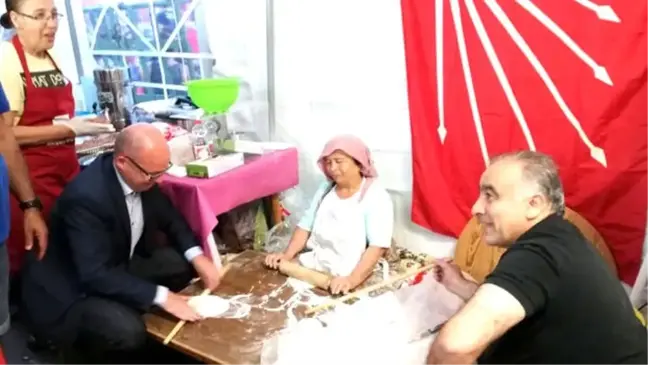 SPD'li politikacı gözleme hamuru açtı