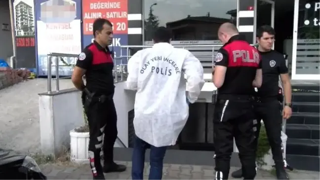 Ümraniye'de silahını göstermek isterken avukat arkadaşını vurdu