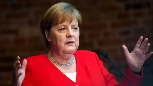 Hitler'e suikast düzenleyenleri kahraman ilan etti